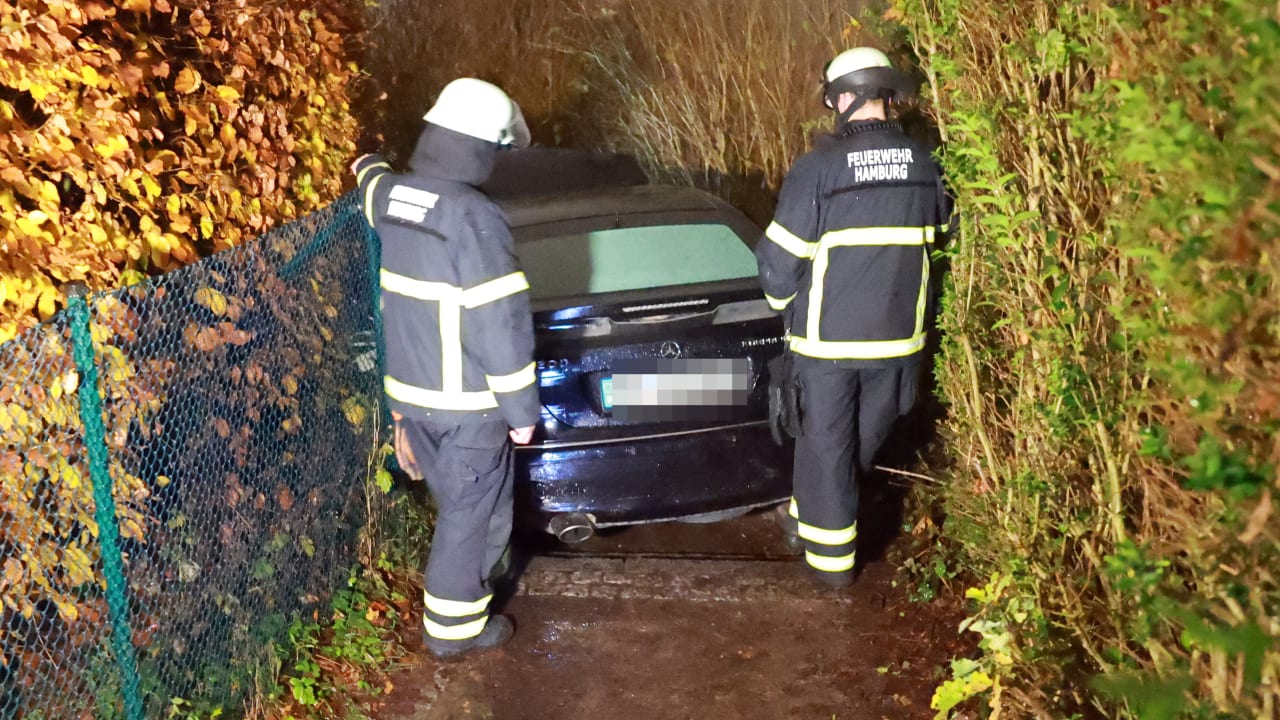 Von Navi fehlgeleitet: Rentner donnert in Hamburg mit Auto 80 Meter lange Treppe runter | Regional