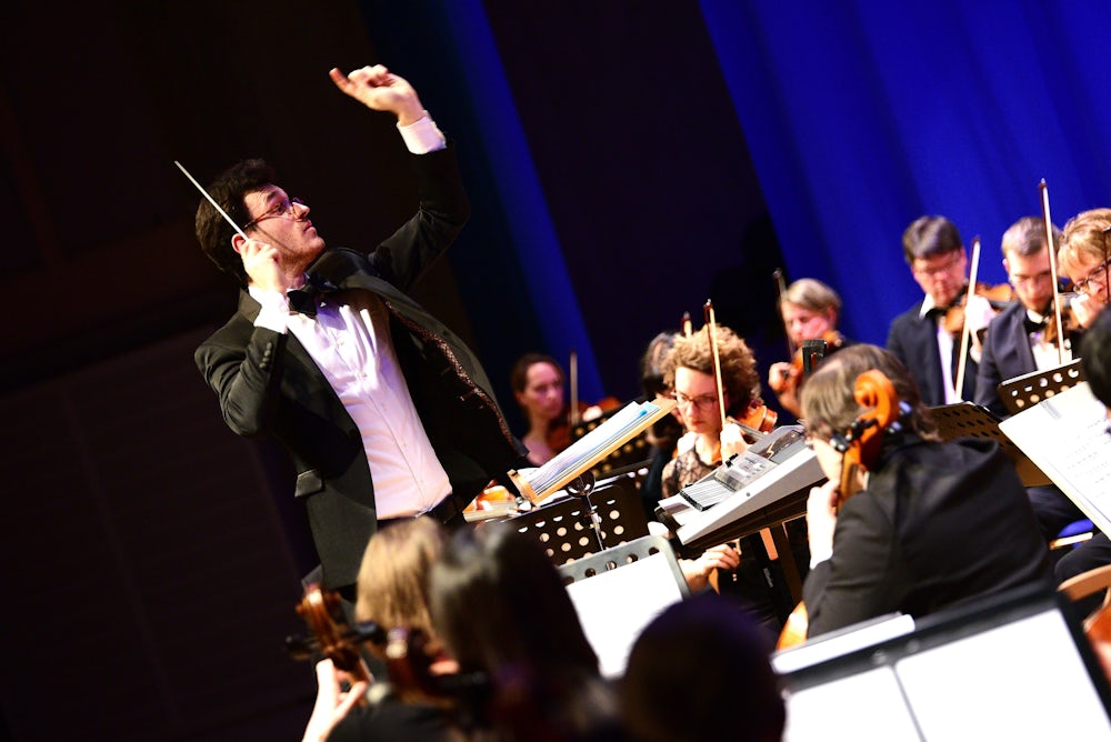 Aris Alexander Blettenberg, hier 2019 am Pult des Garchinger Sinfonieorchesters. Heute ist er  Chefdirigent und Arrangeur der Münchner Kammeroper, spielt als Pianist in den großen Sälen und in der Kapelle einer Münchner Seniorenresidenz.