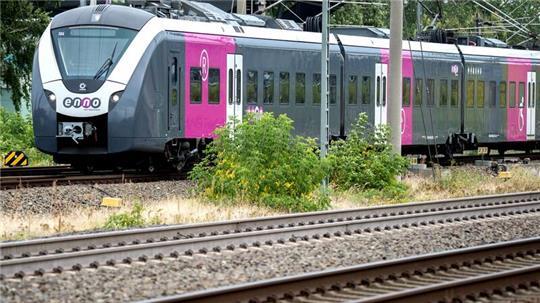 20 Männer stürmen Regionalzug und sprühen Graffiti