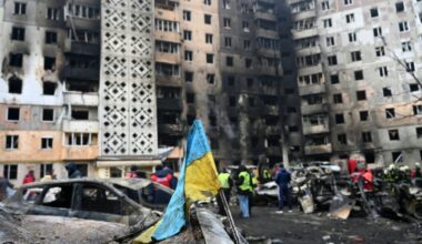 Bei russischem Angriff beschädigtes Wohnhaus in Ternopil