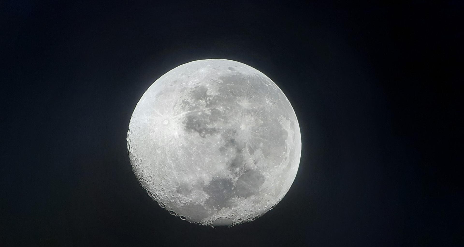 Aufnahme vom leuchtenden Vollmond