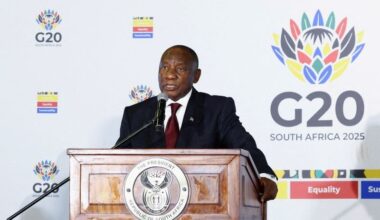 Südafrika übergibt G20-Präsidentschaft symbolisch an leeren Stuhl der USA, erklärt Präsident