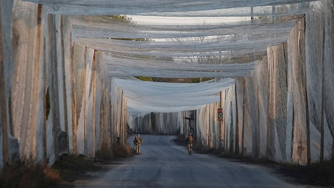 Ein frontnaher Tunnel aus Fischernetzen.