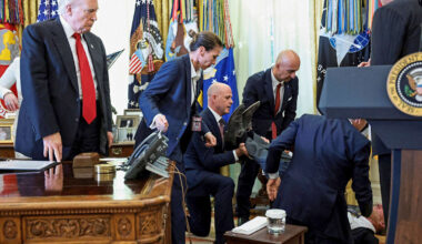 Donald Trump: Drama im Oval Office – Mann bricht direkt neben US-Präsident zusammen