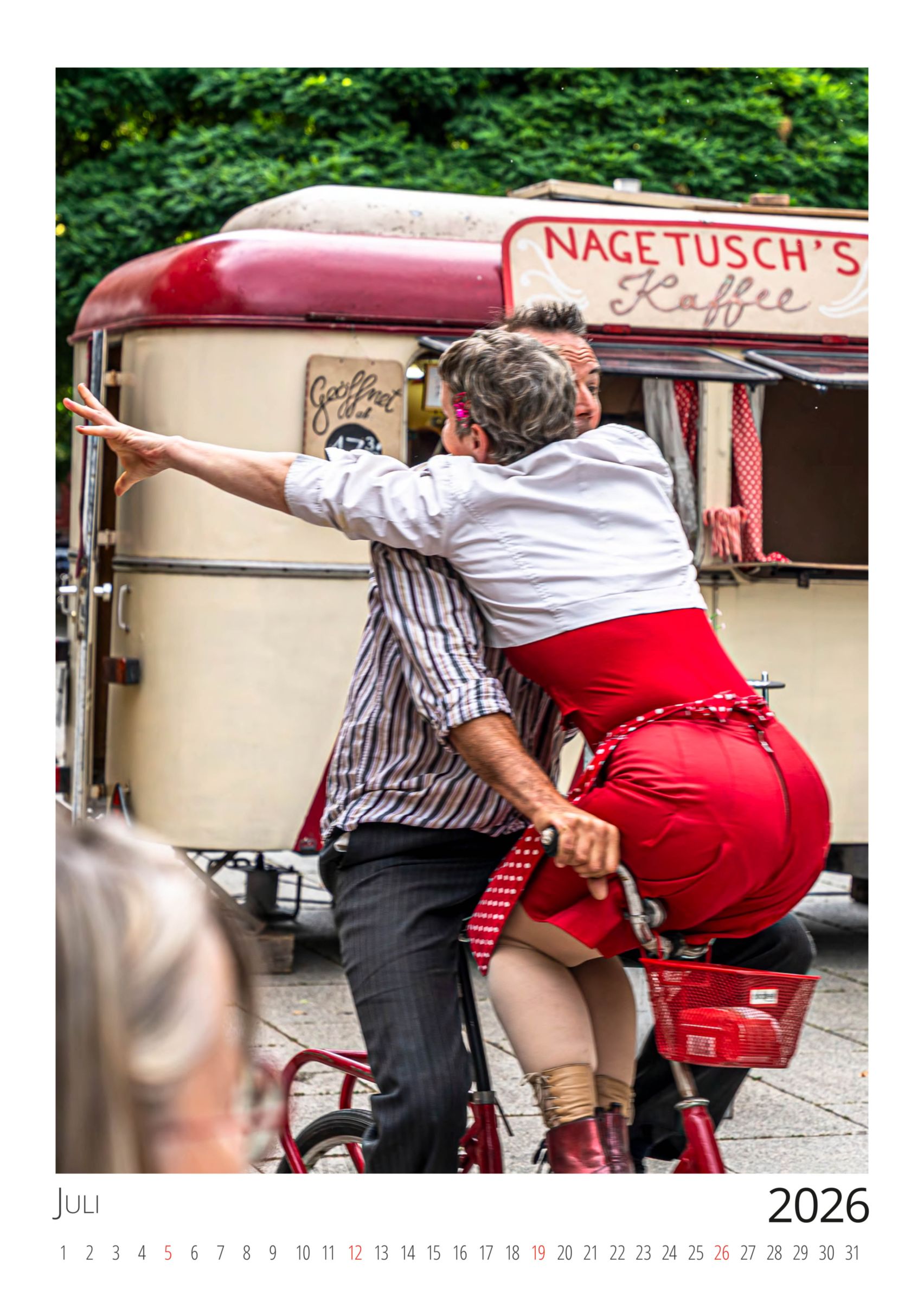Der Juli - mit einer Szene vom Schaubudensommer auf der Hauptstraße - Foto: Peter Zuber