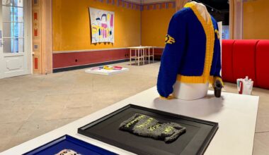 Die Wanddecke von Bettina Kletzsch im Hintergrund gab den Anstoß zur Strick-Ausstellung. Katja Gärtner und Crochet of Death zeigen mit den gerahmten Textilien und der Jacke, wie vielfältig eine Ausstellung zu dem Thema werden kann.