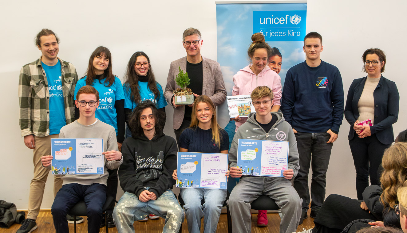 Oberbürgermeister Fuchs im Dialog mit Friedensschülern