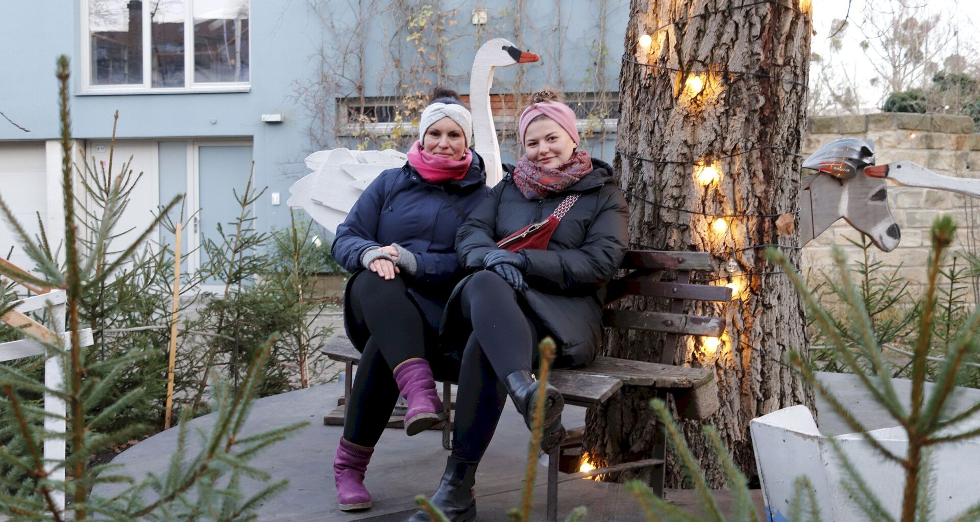 Christin und Antonia organisieren gemeinsam mit den Nachbar*innen den Weihnachtsmarkt an der Alten Fabrik. Foto: Anton Launer