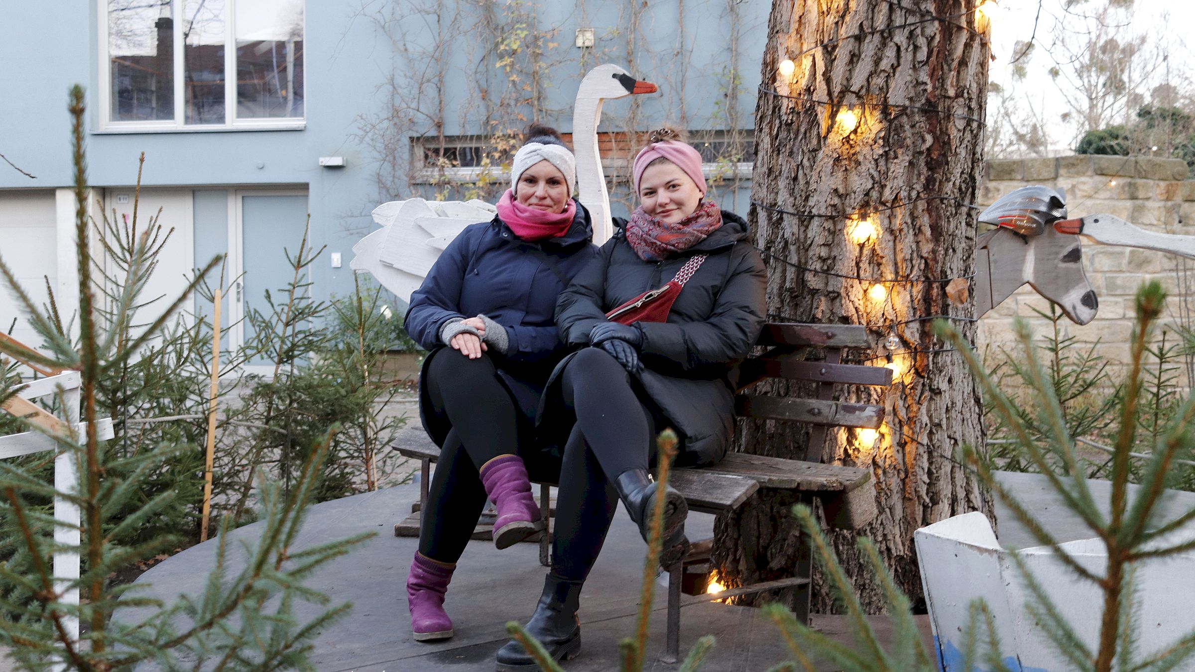 Christin und Antonia organisieren gemeinsam mit den Nachbar*innen den Weihnachtsmarkt an der Alten Fabrik. Foto: Anton Launer