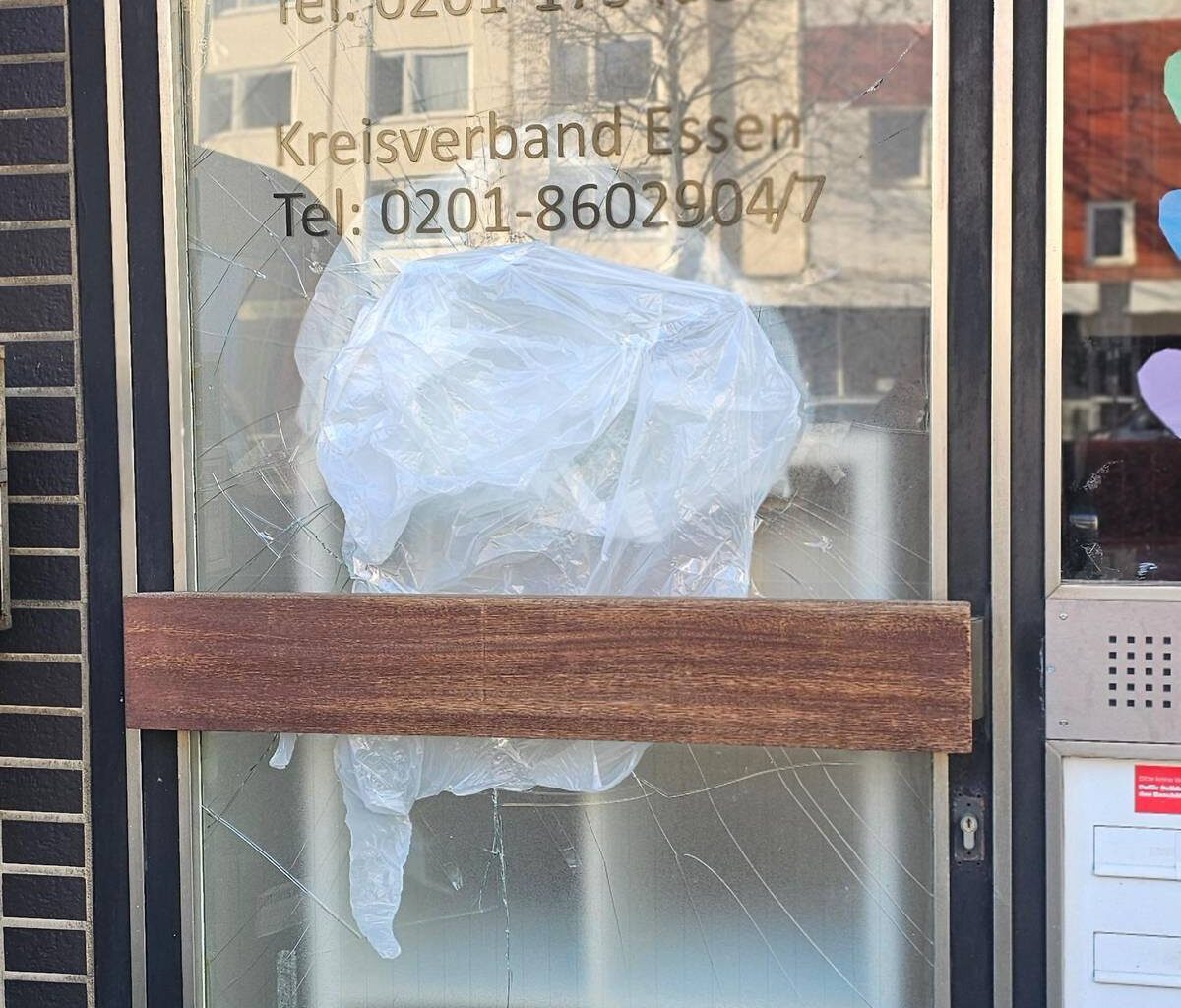 Angriff auf Parteibüro in Essen - Stein zertrümmert Scheibe