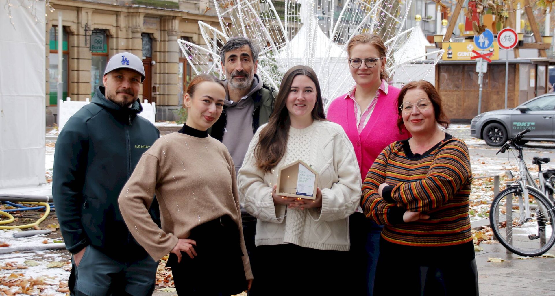 Susanne Wetzel (2.v.r.) freut sich über die Unterstützung der Neustädter Unternehmer*innen - Foto: Anton Launer