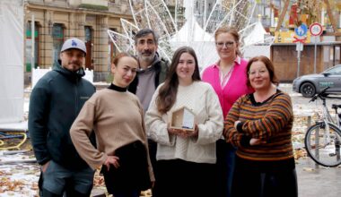 Susanne Wetzel (2.v.r.) freut sich über die Unterstützung der Neustädter Unternehmer*innen - Foto: Anton Launer