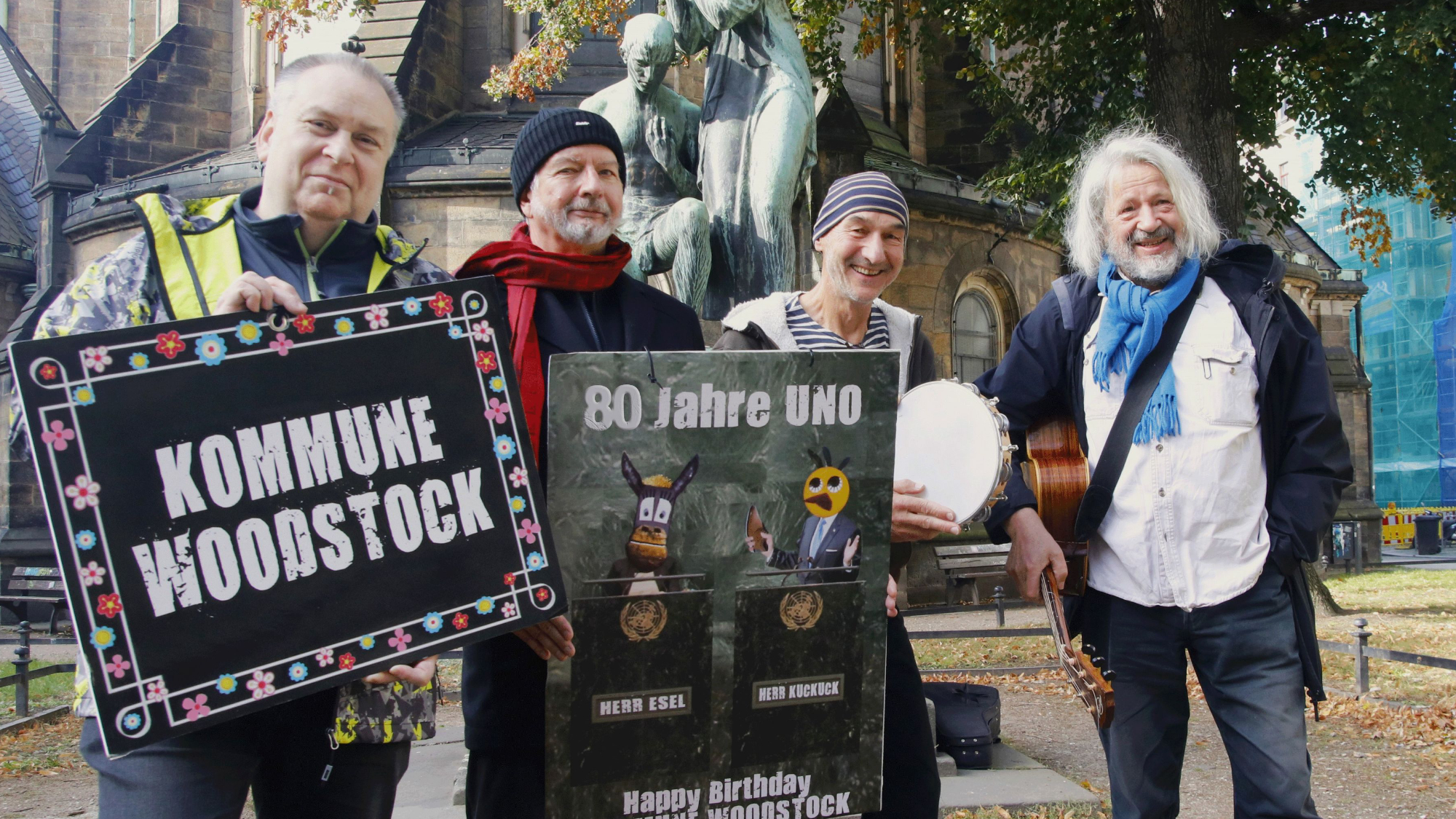 Die Kommune Woodstock hat die Freude an der Diskussion längst nicht verloren. Hier an der Martin-Luther-Kirche. Foto: Sabine Mutschke