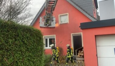 FW-BO: Feuer in einem Einfamilienhaus in Bochum-Grumme, Teenager über Drehleiter gerettet