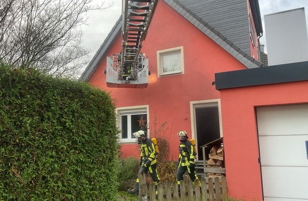 FW-BO: Feuer in einem Einfamilienhaus in Bochum-Grumme, Teenager über Drehleiter gerettet