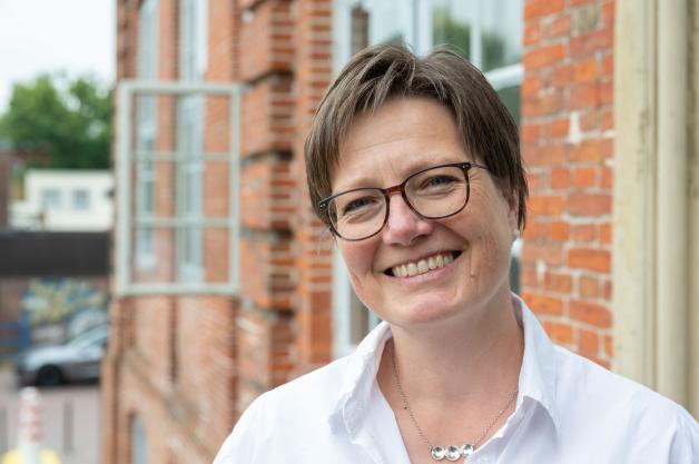 Stefanie Fricke freut sich über die außergewöhnliche Ausstellung in der Drostei. 