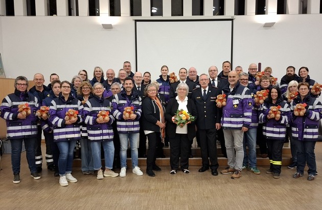 FW-KA: Kreisfeuerwehrverband Karlsruhe übergibt 260 Teddybären an die Notfallseelsorge