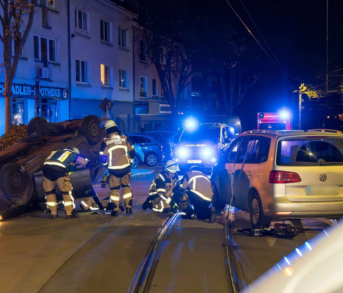 Auto in Essen nach Unfall auf dem Dach gelandet