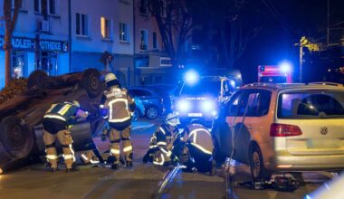 Auto in Essen nach Unfall auf dem Dach gelandet