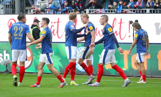 Glückwünsche zum ersten Tor für Holstein Kiel: Kasper Davidsen (Dritter von rechts) traf gegen Fortuna Düsseldorf zum 1:0.