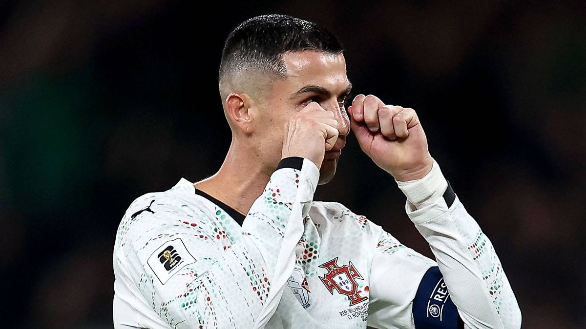 Terror-Jahrestag, Équipe zur WM: Ellenbogen und Rot: Ronaldo fliegt, wütet und erntet Häme