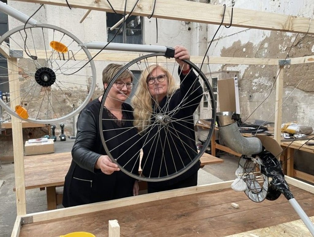 Naturgesetze an der „Chaos-Maschine“ begreifen: Katharina Zunder, Projektkoordinatorin beim Naturpark Unteres Saaletal (l.), und Fotografin Karin Böhme, die die Räume der historischen Mineralwasserfabrik Neuragoczy neu belebt hat und dort Umweltarbeit für Kinder anbietet, freuen sich über eine finanzielle Förderung für den Naturpark Unteres Saaletal.