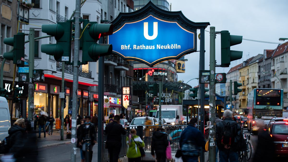 Roman: "Let’s talk about feelings": Beginnt ab 40 die "freudlosere Lebenshälfte"?