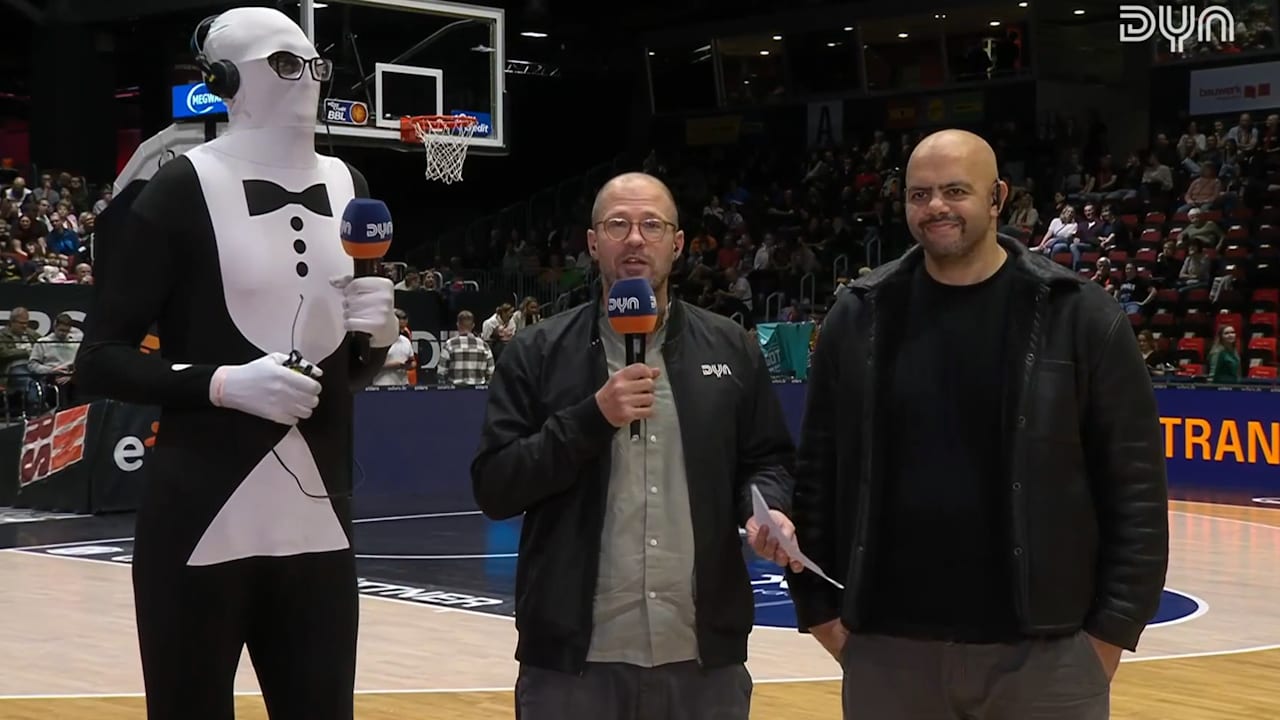 Bei Chemnitz-Sieg: Tiktok-Star im Slender-Man-Kostüm bei BBL-Spiel | Sportmix