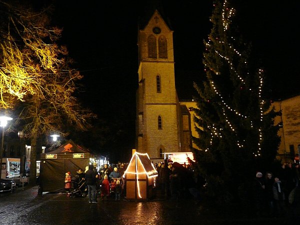 Der Schildsker Feuerzauber taucht den Platz an der Stiftskirche in ein zauberhaftes Licht. - © Christiane Buuck