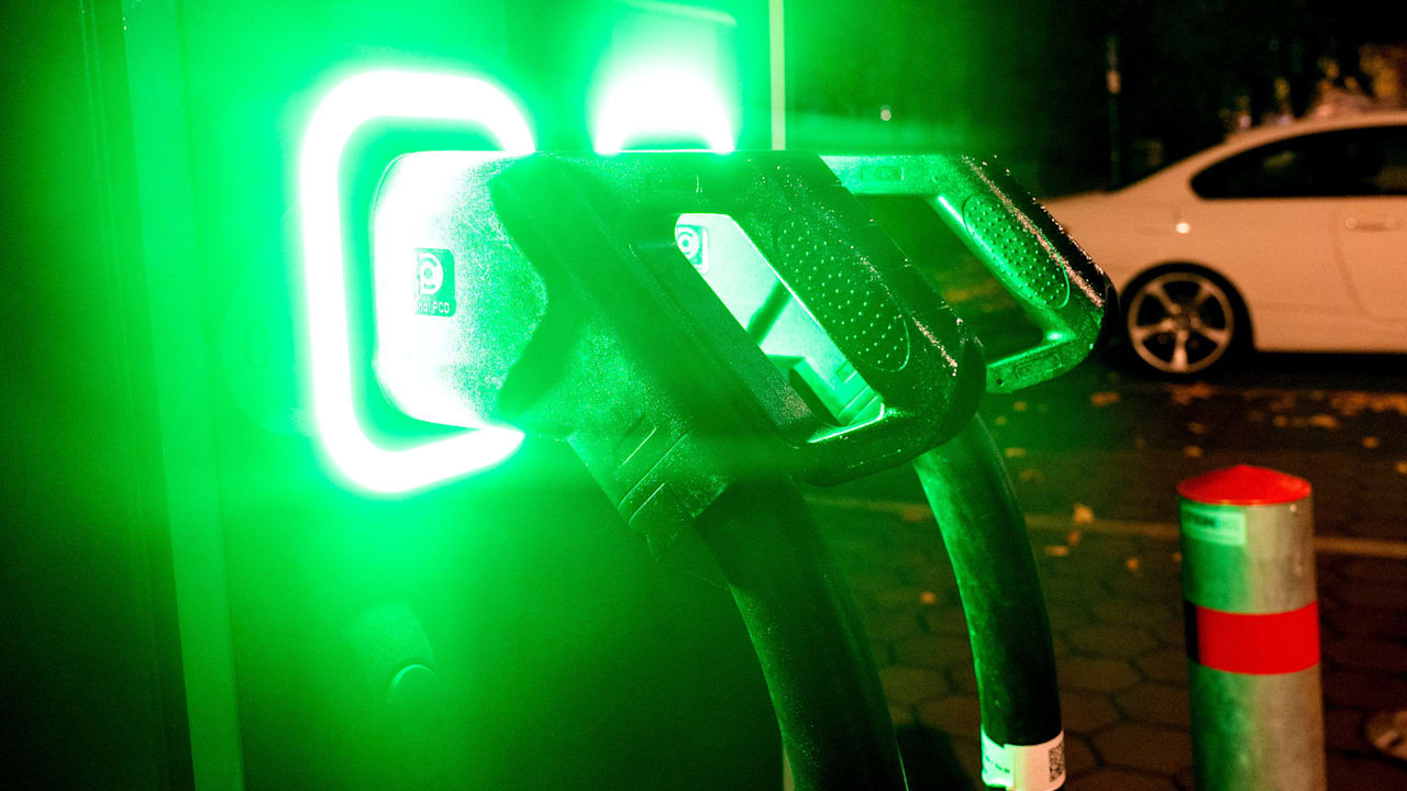 Strafzahlungen für zu langes Elektroauto-Laden: Bundesregierung will Blockiergebühren verbieten | Leben & Wissen