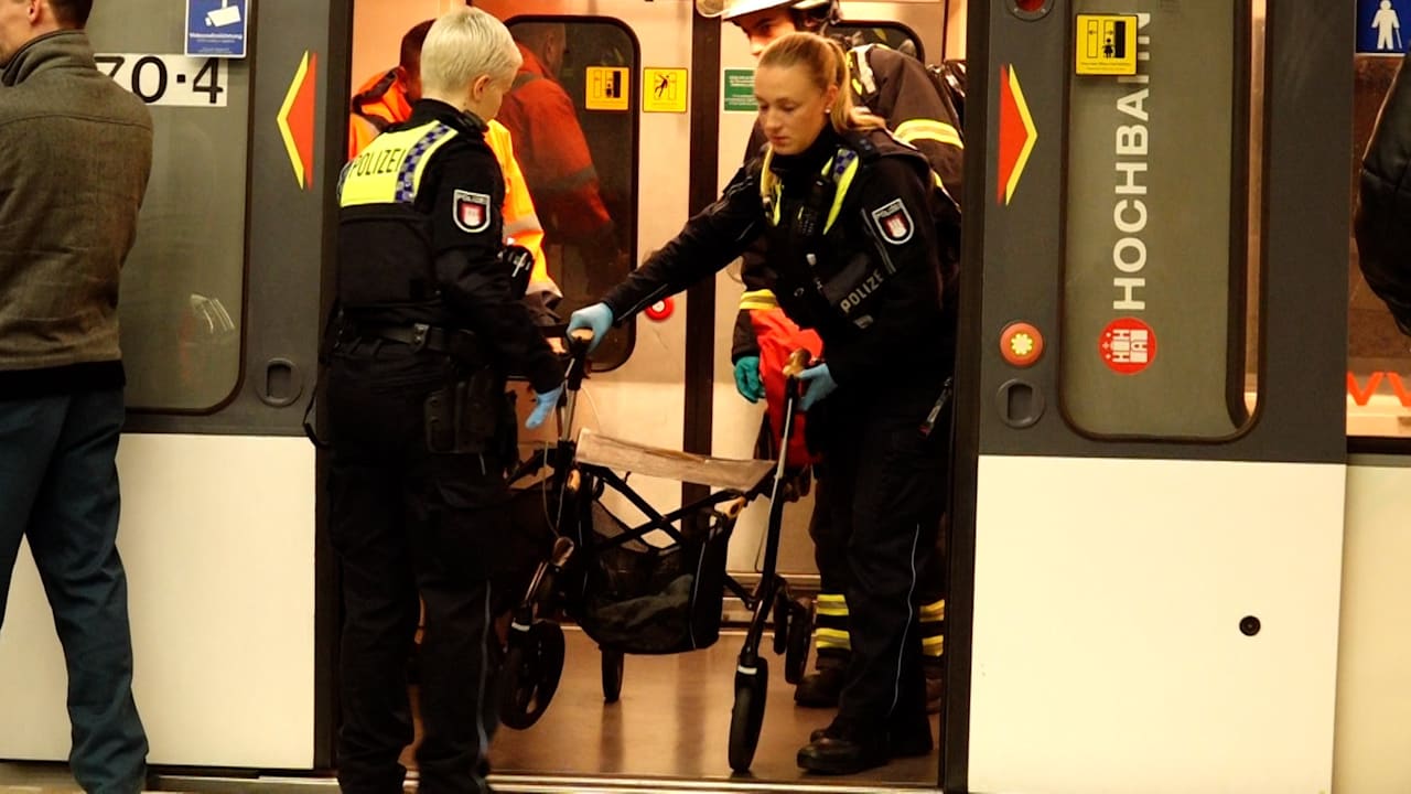 Tödlicher Unfall in Hamburg: Frau mit Rollator gerät am Bahnsteig unter Zug | Regional