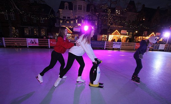 Auf dem Weihnachtsmarkt in Bad Oeynhausen gibt auch 2025 wieder die temporäre Eisbahn. - © Ulf Hanke