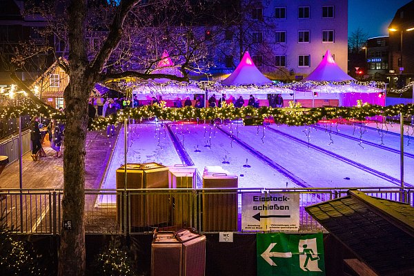 Das Eisstockschießen auf Eis aus Kunststoff ist als Attraktion auf dem Klosterplatz zum dritten Mal dabei. Das Angebot hat jedoch einen stolzen Preis. - © Mike-Dennis Müller