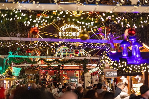 Das kleine Riesenrad (hinten) beim Bielefelder Weihnachtsmarkt ist mehr als 100 Jahre alt. Rundherum tummeln sich die Besucher in der Altstadt. - © Oliver Krato