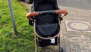Kinderwagen verliert bei Unfall ein Rad