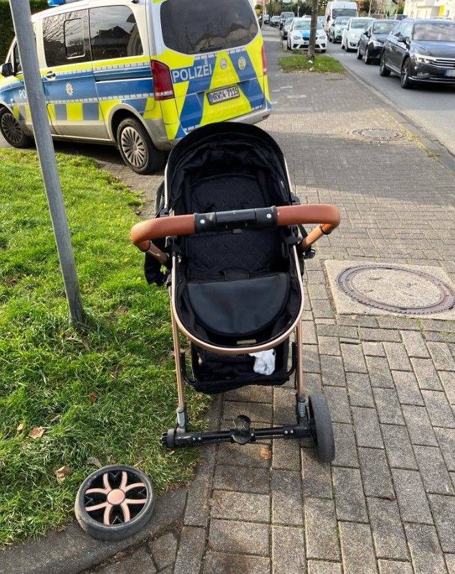 Kinderwagen verliert bei Unfall ein Rad