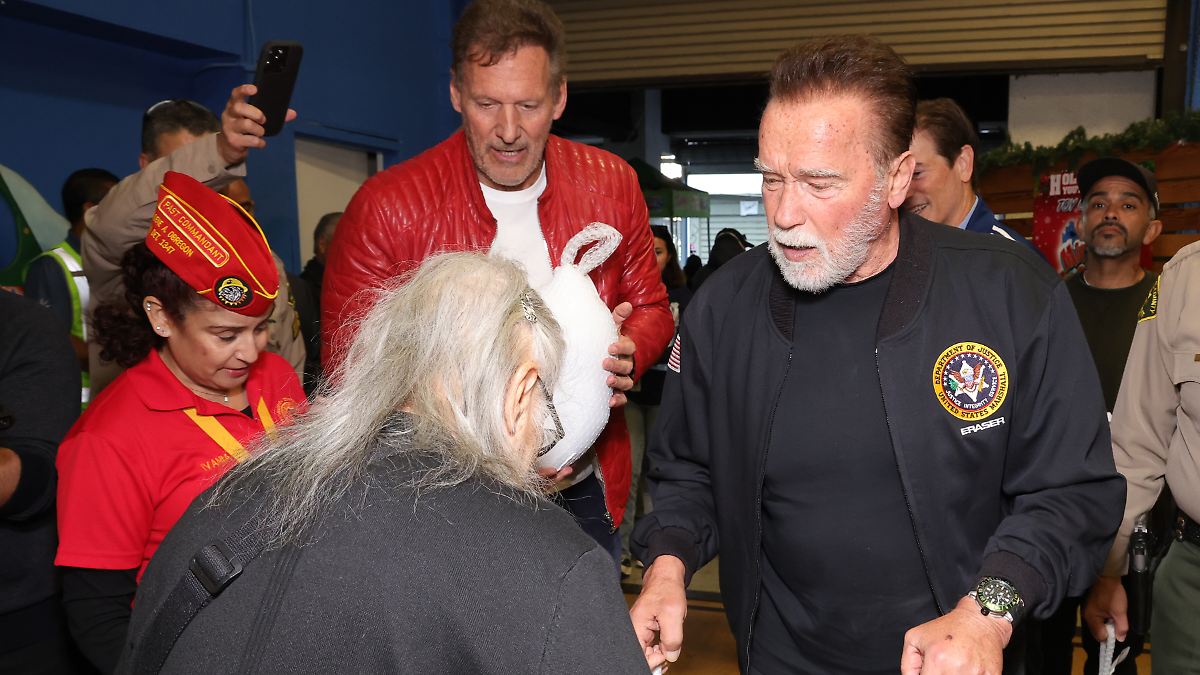 Arnie will etwas zurückgeben: Schwarzenegger und Moeller verteilen Truthähne