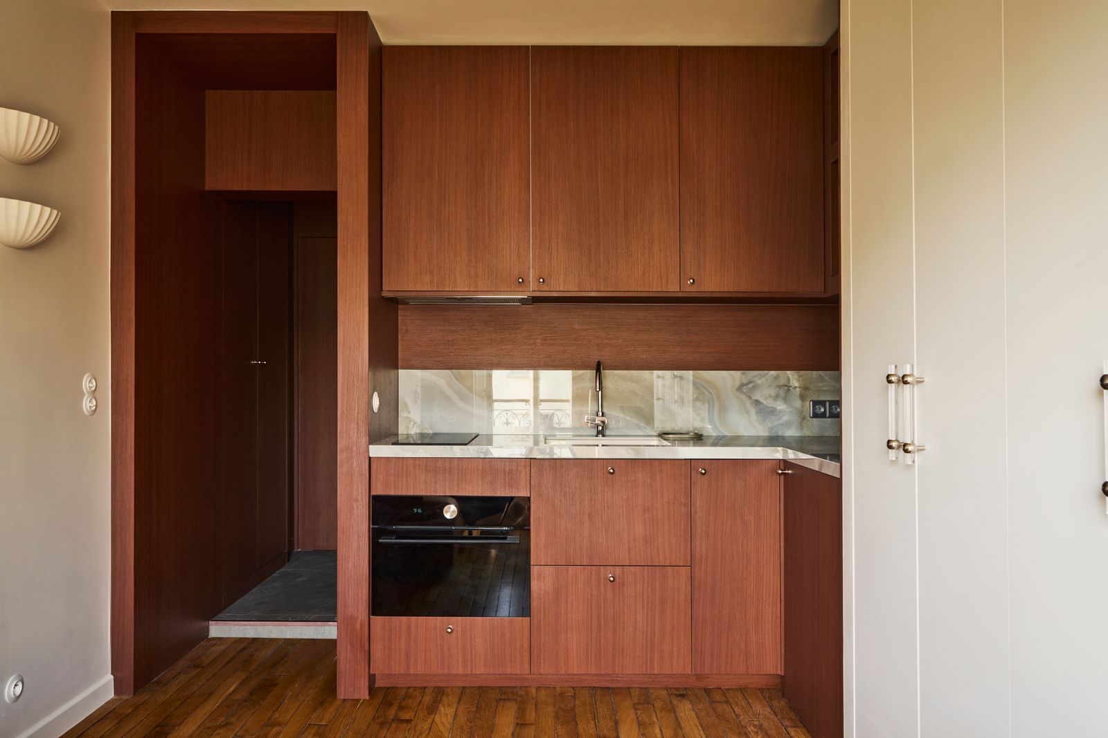 MiniWohnung in Paris Renovierung Küche mit Holzfronten