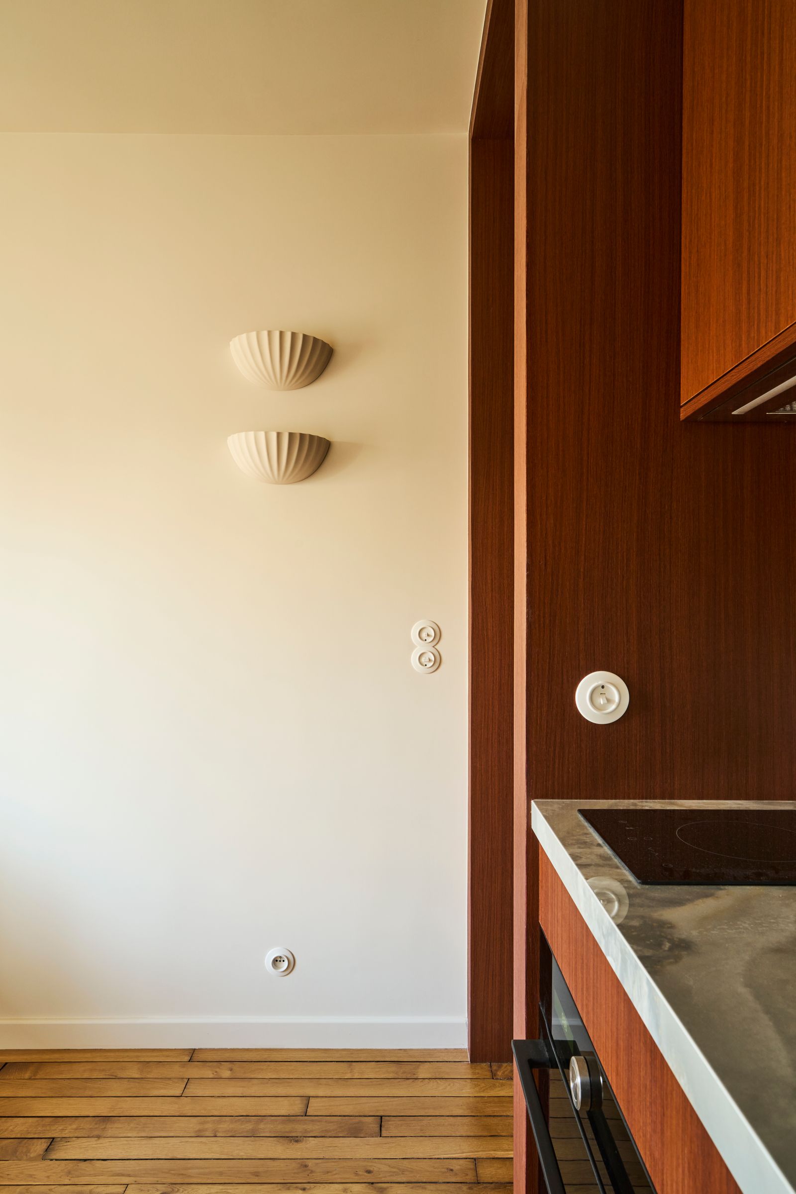 MiniWohnung in Paris Renovierung Küche mit Holzschränken