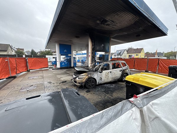 Die Staatsanwaltschaft geht mittlerweile davon aus, dass der Angeklagte seine Frau getötet haben soll, noch bevor die Flammen das Auto erfassten. - © Wolfgang Wotke
