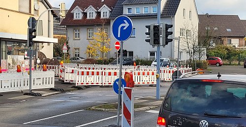 Durch die Baustelle wird der Verkehr von der Langen Straße auf die Martin-Luther-Straße gelenkt. - © Marc Uthmann