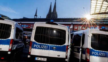 Massenschlägerei in Köln: Fans von Schalke und Dortmund prügeln sich