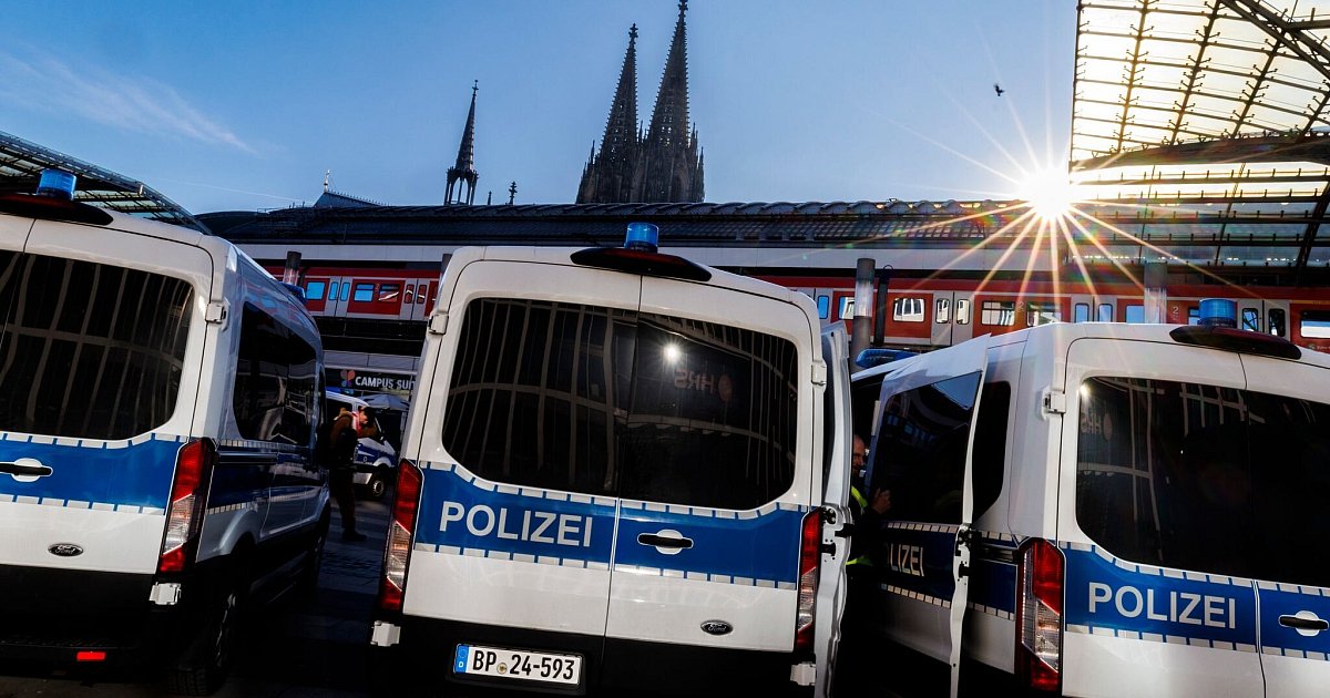 Massenschlägerei in Köln: Fans von Schalke und Dortmund prügeln sich