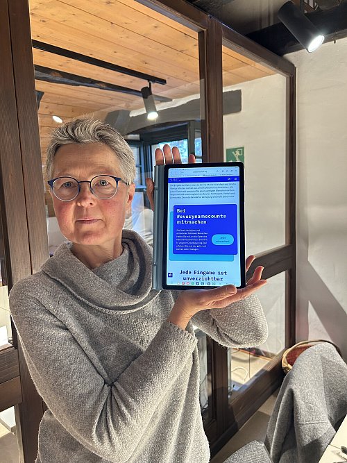 Silke Wilming appelliert an Jung und Alt, gemeinsam an dem Projekt "everynamecounts" mitzuwirken. - © Tobias Barrelmeyer