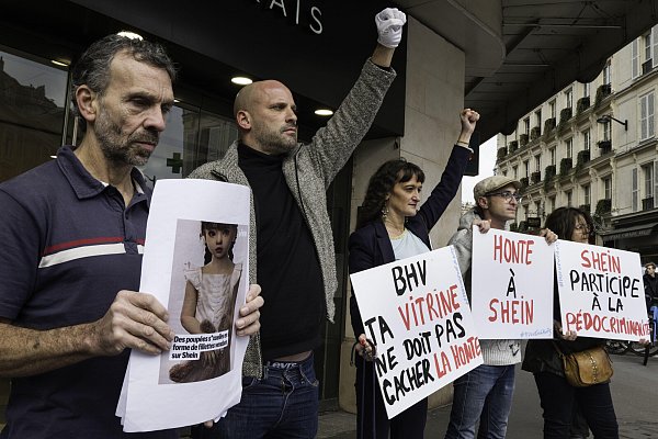 Am 5. November wird der chinesische Ultra-Fast-Fashion-Riese Shein eine 1.200 Quadratmeter große Ecke im Kaufhaus BHV Marais eröffnen. Der Verein MouvEnfants protestierte vor dem Eingang. - © picture alliance / Hans Lucas