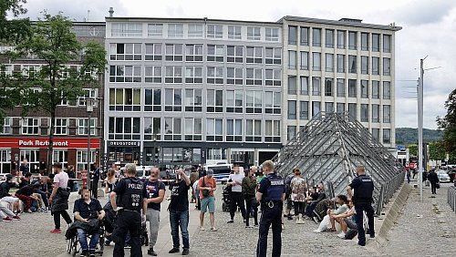 Der Eingang zur U-Bahnstation Hauptbahnhof in Bielefeld. die "Tüte", ist ein Treffpunkt der Drogenszene. Dietmar Wadewitz mischt sich häufig zwischen die Menschen dort. - © Peter Unger