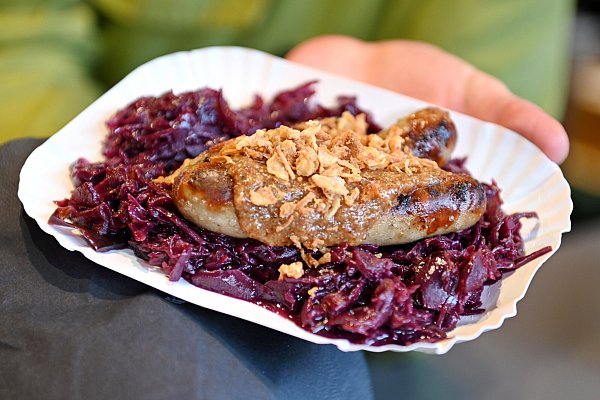 Kulinarische Spezialitäten und Klassiker gibt es auf dem Bielefelder Weihnachtsmarkt. Darunter auch Gänsebratwurst mit Rotkohl, süßem Senf und Röstzwiebeln. - © Barbara Franke