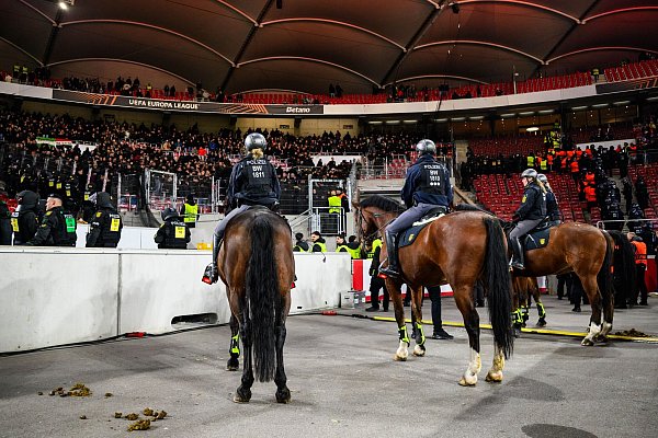 Mit Pferden war die Polizei im Stadion im Einsatz. - © Tom Weller/dpa