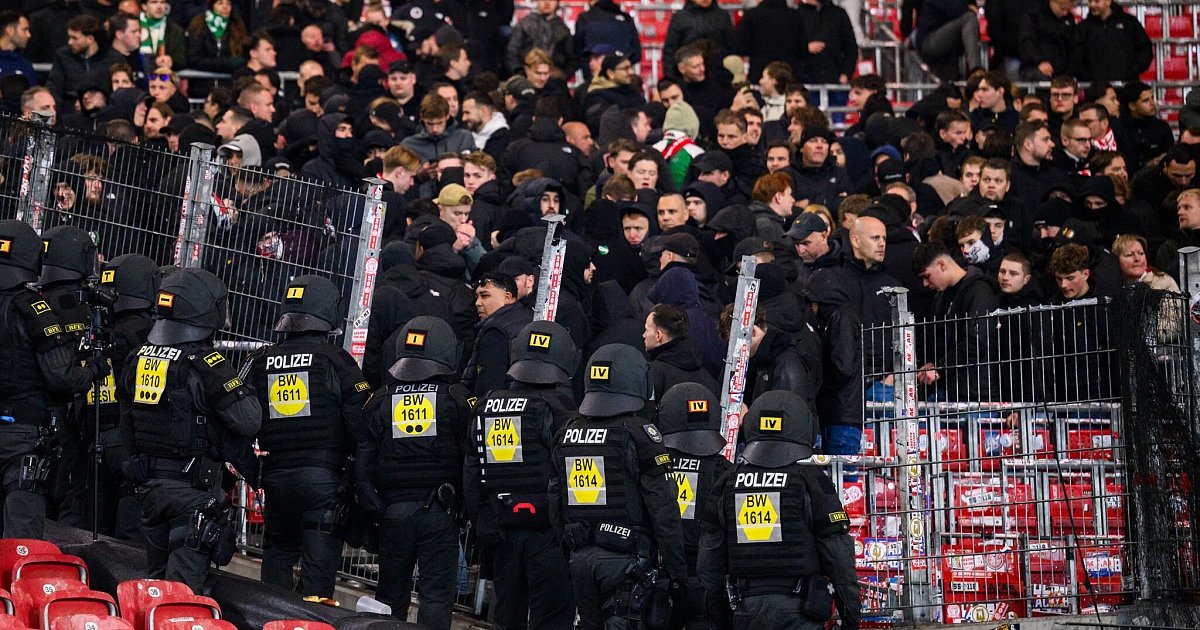 Feyenoord-Fans durchbrechen Zaun bei VfB-Sieg