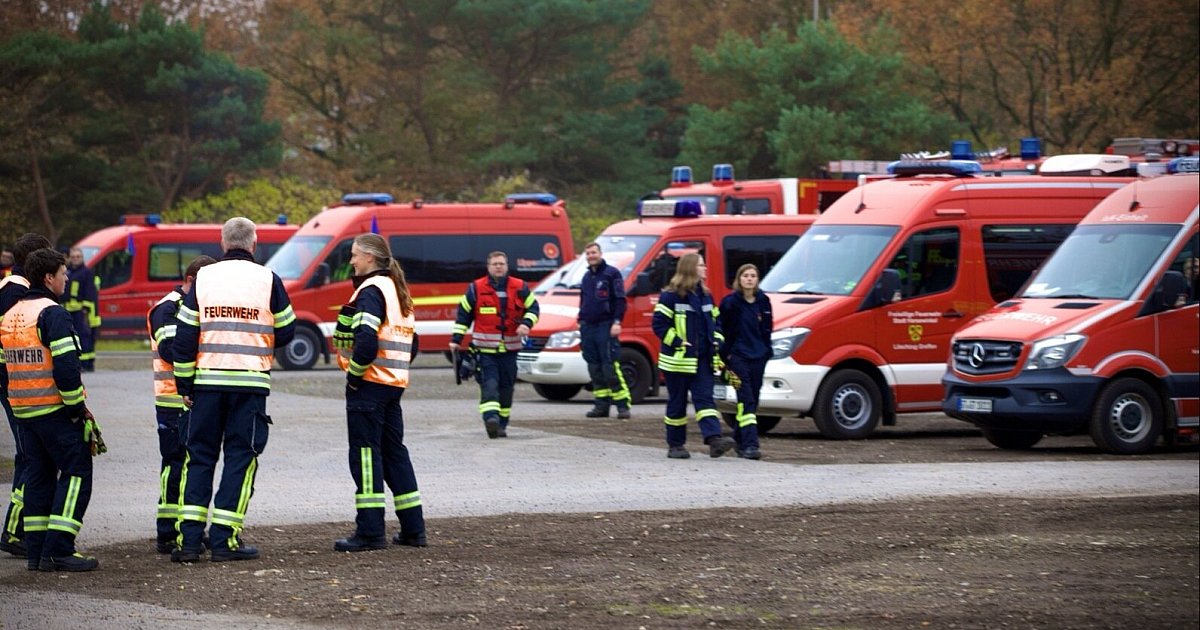 Feuerwehr-Großübung mit 250 Einsatzkräften in Bielefeld: erster Einsatz an der Hünenburg